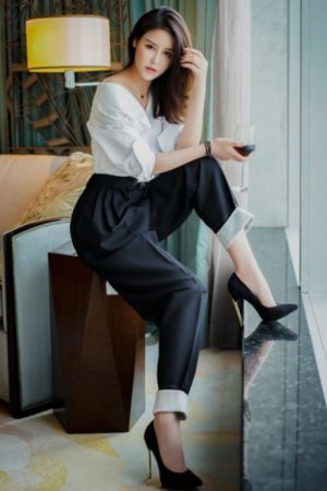 欧美衬衣半裙街拍_迅雷在线观看